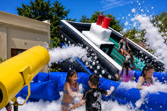 Fiesta de espuma con inflable