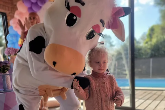 Personaje corpóreo con una niña