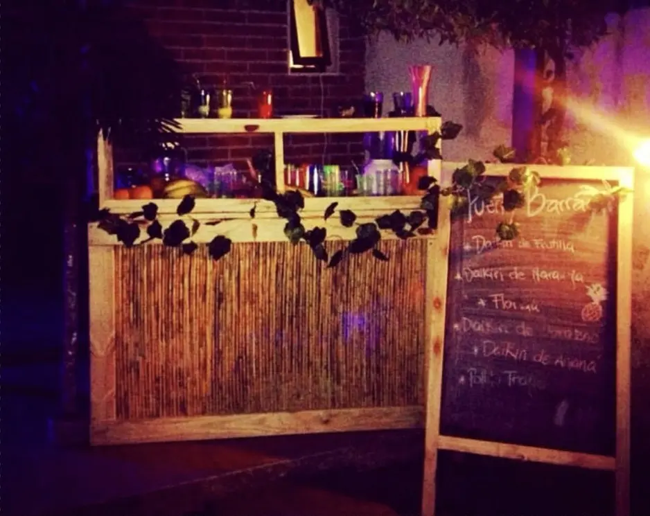 Barra móvil sin alcohol en fiesta de egresados