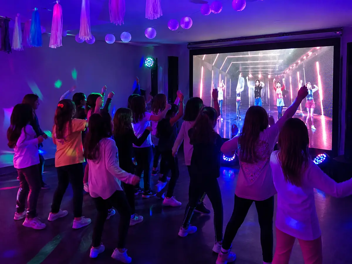 Pantalla gigante en fiesta de egresados