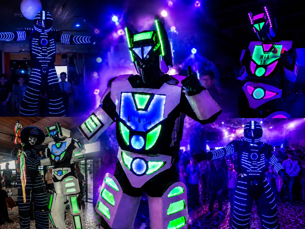 Robot LED con egresados