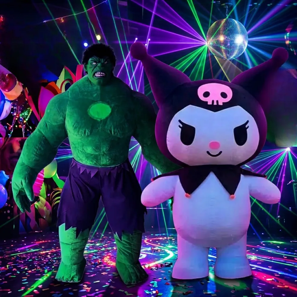 Personajes gigantes de Hulk y Kuromi en una fiesta con luces y láseres