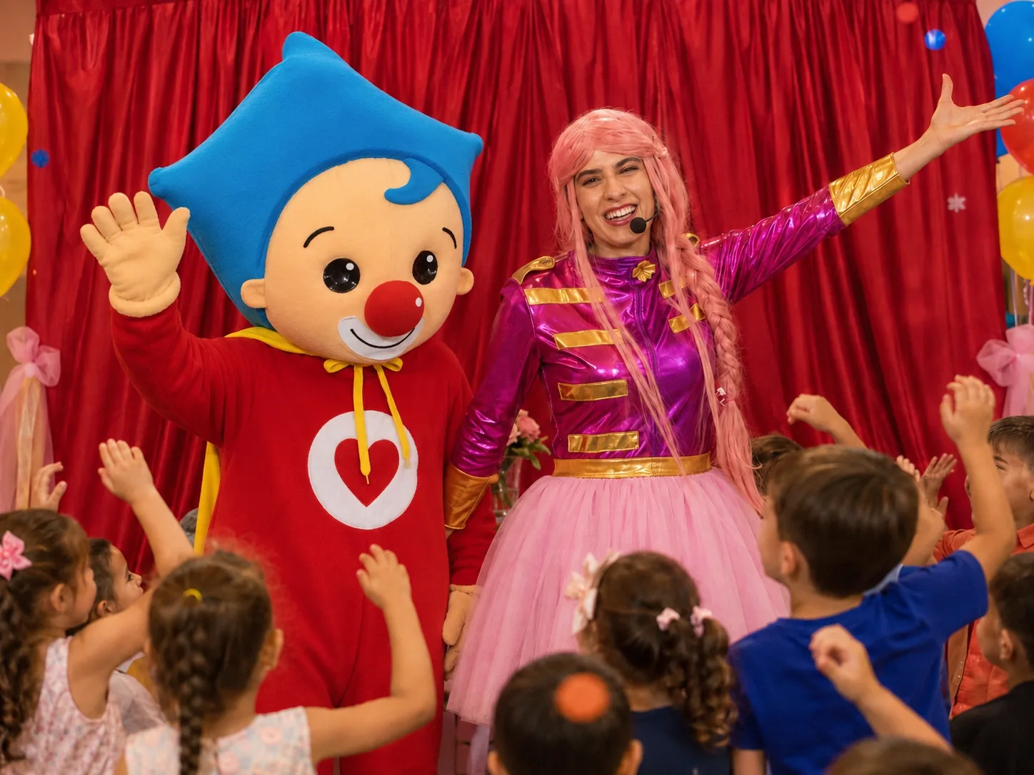 Luli Pampín junto a Plim Plim saludando a los niños