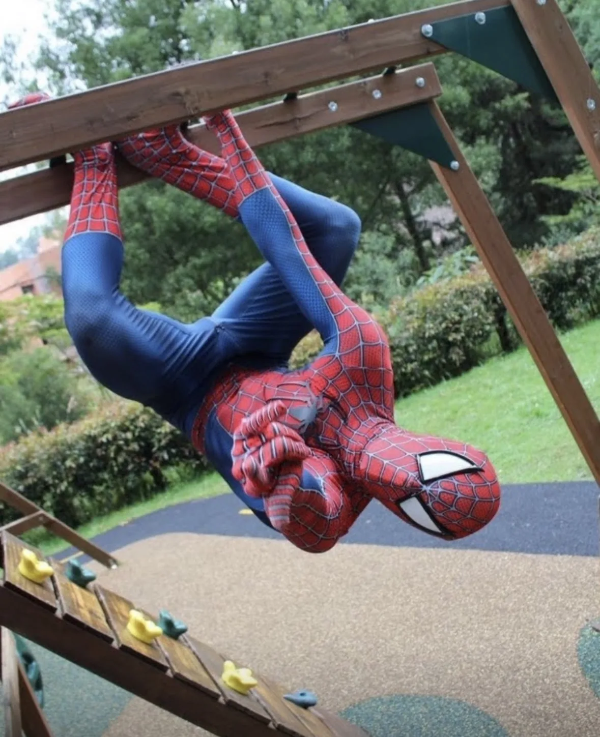 Spider colgado boca abajo en un juego infantil
